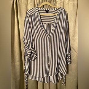 Long sleeve that can roll and fasten at 3/4 sleeve. Ties on both sides.